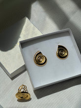 Cargar imagen en el visor de la galería, SHELL EARRINGS