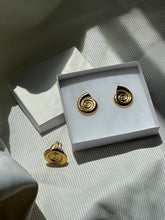 Cargar imagen en el visor de la galería, SHELL EARRINGS