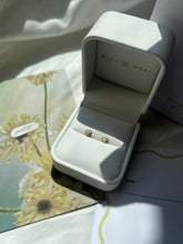 Cargar imagen en el visor de la galería, MADELINE PEARL EARRINGS