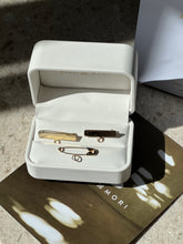 Cargar imagen en el visor de la galería, COLUMPIO CLIP Y CRUZ MADRE PERLA GRANDE