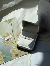 Cargar imagen en el visor de la galería, MADELINE PEARL EARRINGS