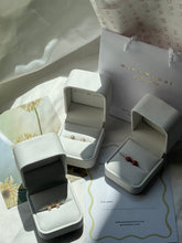 Cargar imagen en el visor de la galería, LADYBUG EARRINGS