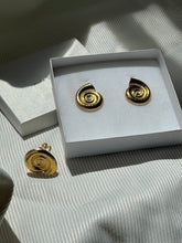 Cargar imagen en el visor de la galería, SHELL EARRINGS