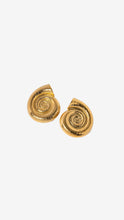 Cargar imagen en el visor de la galería, SHELL EARRINGS