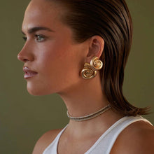 Cargar imagen en el visor de la galería, SHELL EARRINGS