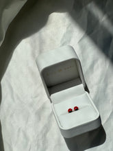 Cargar imagen en el visor de la galería, LADYBUG EARRINGS