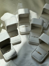 Cargar imagen en el visor de la galería, FLOWER EARRINGS