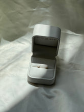 Cargar imagen en el visor de la galería, PETITE FLOWER EARRINGS