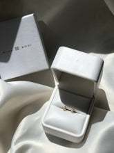 Cargar imagen en el visor de la galería, PETITE FLOWER EARRINGS