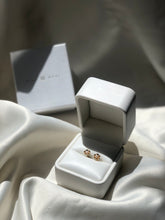 Cargar imagen en el visor de la galería, FLOWER EARRINGS