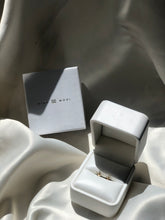 Cargar imagen en el visor de la galería, PETITE FLOWER EARRINGS