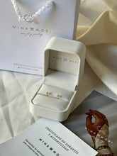 Cargar imagen en el visor de la galería, PETITE FLOWER EARRINGS