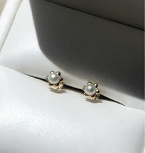 Cargar imagen en el visor de la galería, PETITE FLOWER EARRINGS