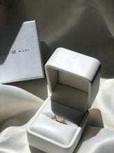 Cargar imagen en el visor de la galería, PETITE FLOWER EARRINGS