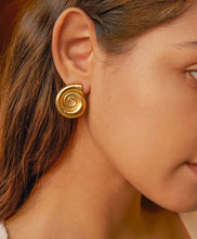 Cargar imagen en el visor de la galería, SHELL EARRINGS
