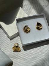 Cargar imagen en el visor de la galería, SHELL EARRINGS
