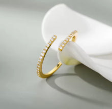 Cargar imagen en el visor de la galería, Anillo infinito con Swarovskis
