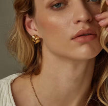 Cargar imagen en el visor de la galería, CROSS EARRINGS
