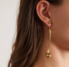 Cargar imagen en el visor de la galería, GOLD TEAR EARRINGS
