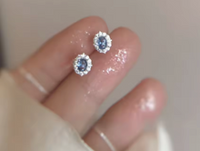 Cargar imagen en el visor de la galería, MINI DIANA EARRINGS
