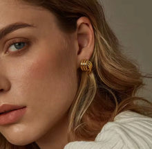 Cargar imagen en el visor de la galería, CROSS EARRINGS
