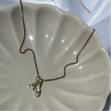 Cargar imagen en el visor de la galería, GOLD LETTER NECKLACE
