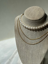 Cargar imagen en el visor de la galería, CHUNK PEARL NECKLACE
