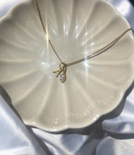 Cargar imagen en el visor de la galería, GOLD LETTER NECKLACE
