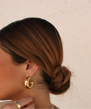 Cargar imagen en el visor de la galería, SILVER CHUNK HOOPS
