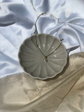 Cargar imagen en el visor de la galería, GOLD LETTER NECKLACE
