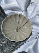 Cargar imagen en el visor de la galería, GOLD LETTER NECKLACE
