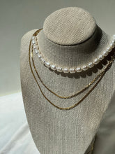 Cargar imagen en el visor de la galería, CHUNK PEARL NECKLACE
